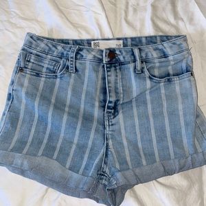 Brand rsq bought from either tillys or pac sun size 7